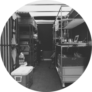 EQUIPMENT GEPACKT, SORTIERT, AUF ROLLE